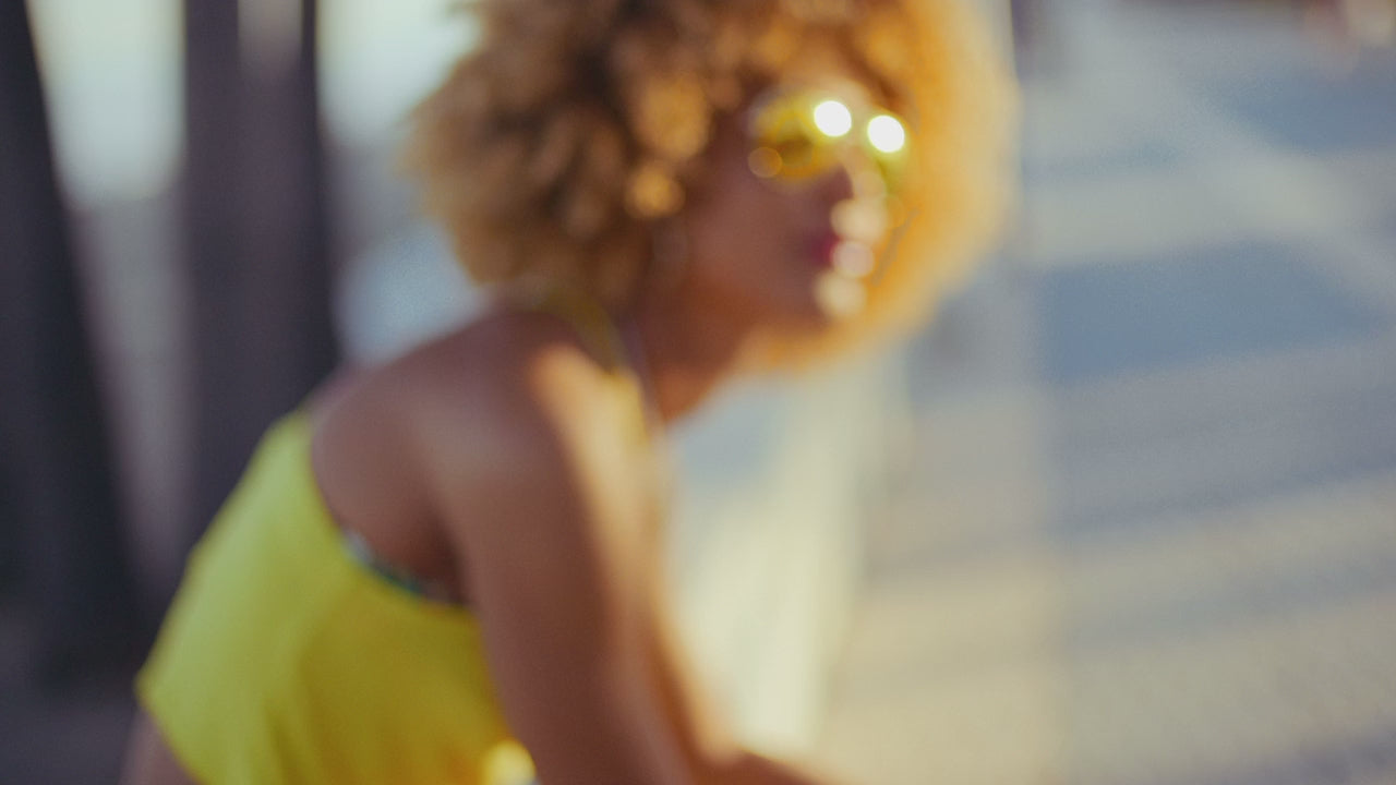 Učitaj video: 6500469_Afro_Beauty_1280x720.mp4